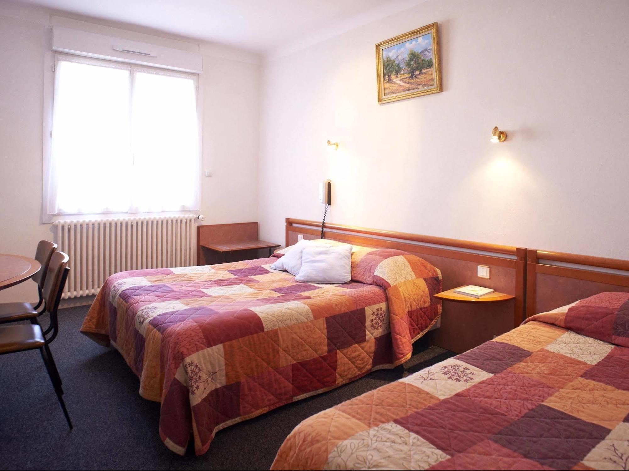Hotel De La Gare Клисон Екстериор снимка