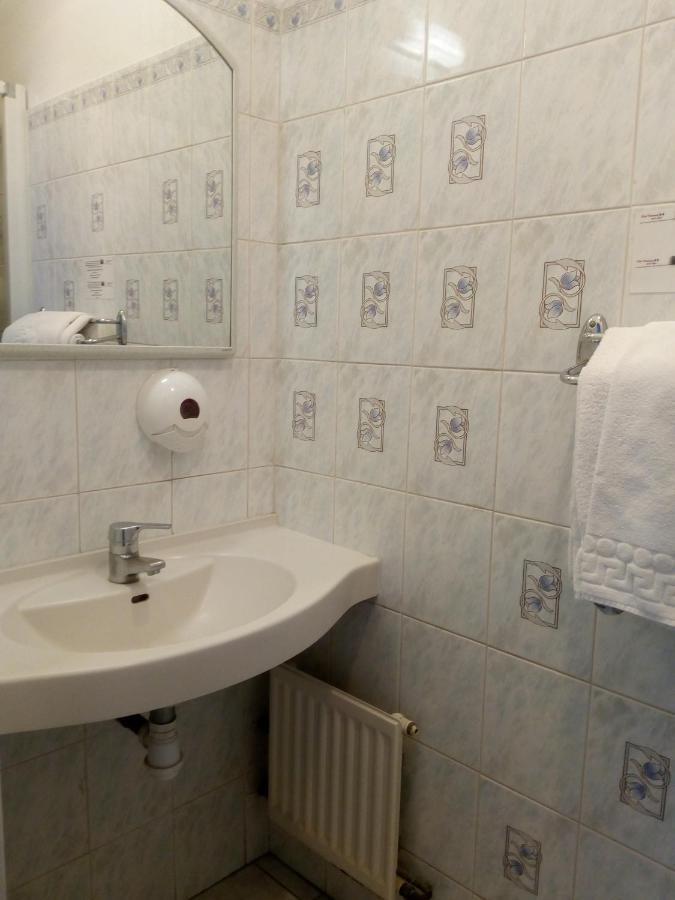 Hotel De La Gare Клисон Екстериор снимка